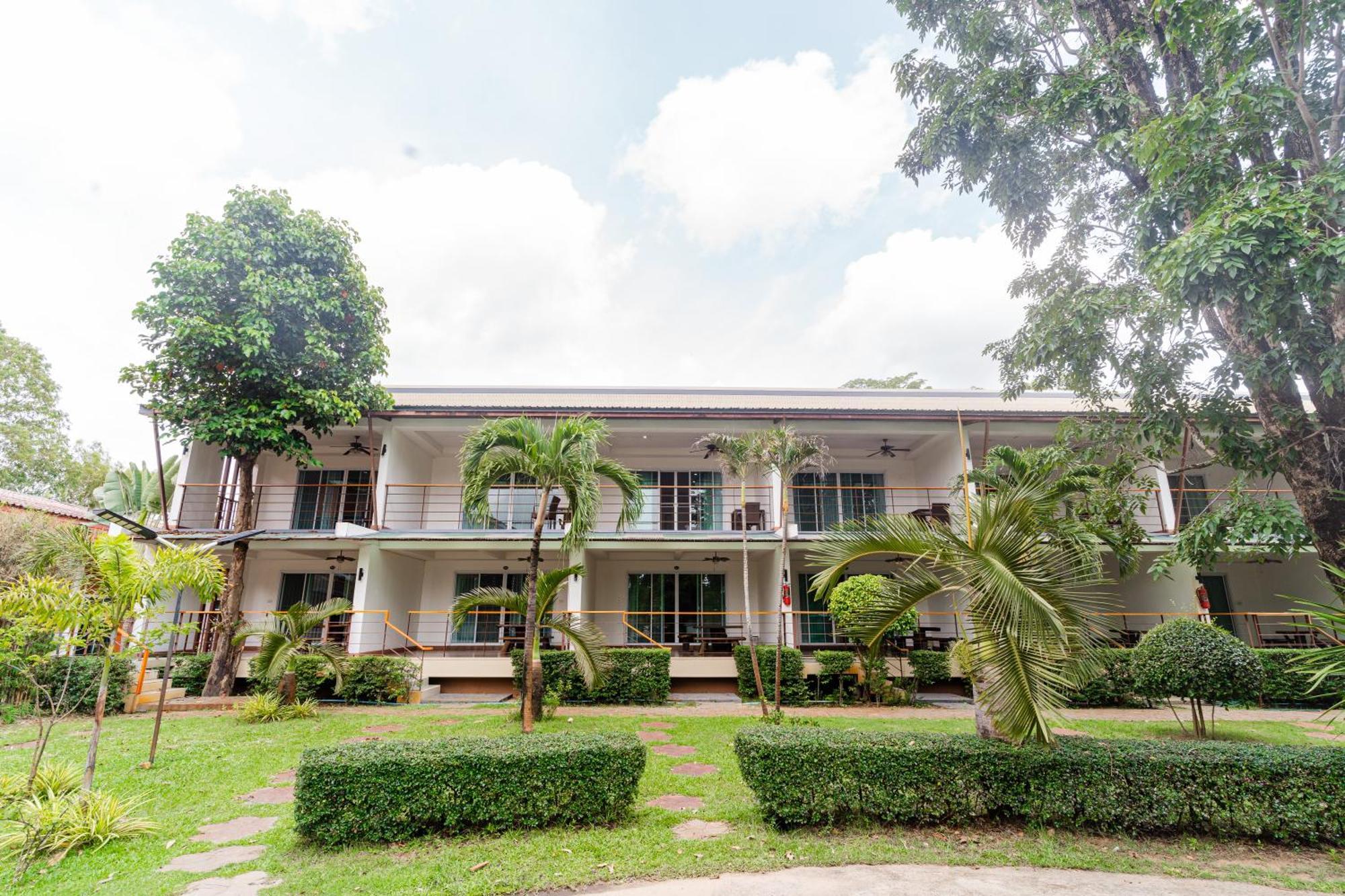 Baan Suan Khun Ta And Golf Resort Ubon Ratchathani Exterior photo